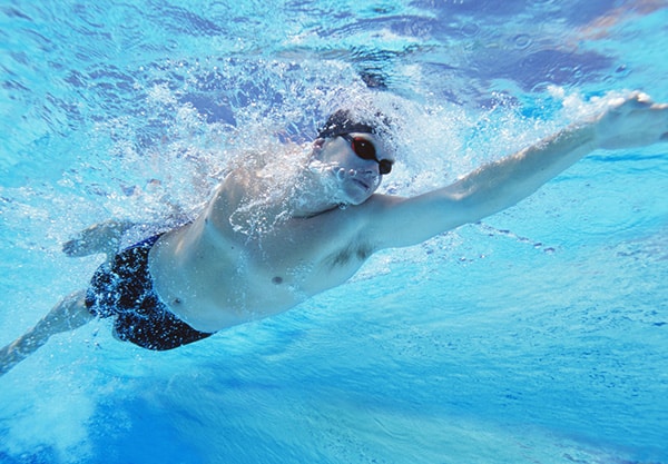 homme-nage-contre-courant-piscine