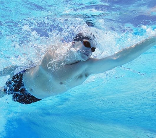 image nageur nage à contre courant piscine inox